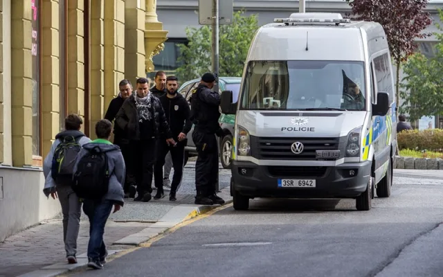 Do Liberce přijely stovky řeckých fanoušků. Policie zatím nemusela řešit žádné problémy