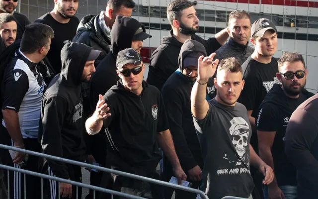 Libercem prošel pochod pěti stovek řeckých fanoušků