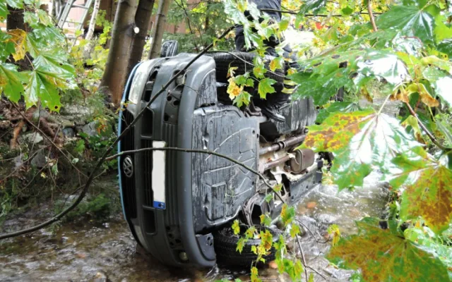 Dodávka spadla do řeky.  S vytažením musela pomoci těžká technika hasičů