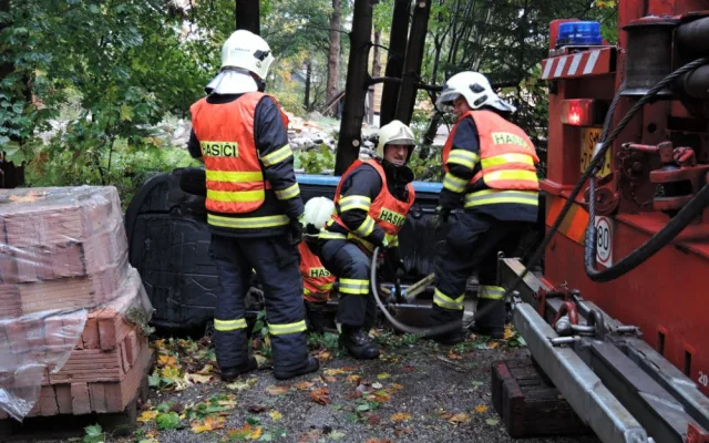 Dodávka spadla do řeky.  S vytažením musela pomoci těžká technika hasičů