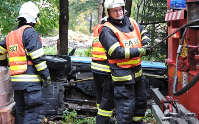 Dodávka spadla do řeky.  S vytažením musela pomoci těžká technika hasičů