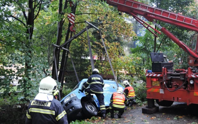 Dodávka spadla do řeky.  S vytažením musela pomoci těžká technika hasičů