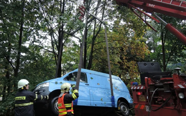Dodávka spadla do řeky.  S vytažením musela pomoci těžká technika hasičů