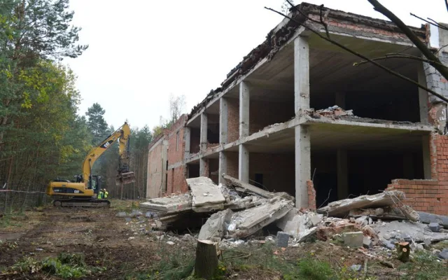 V Ralsku začali rozebírat ruiny kulturního domu sovětské armády