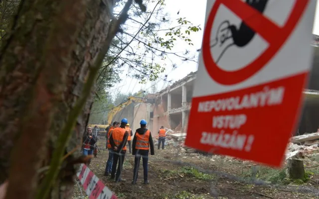 V Ralsku začali rozebírat ruiny kulturního domu sovětské armády