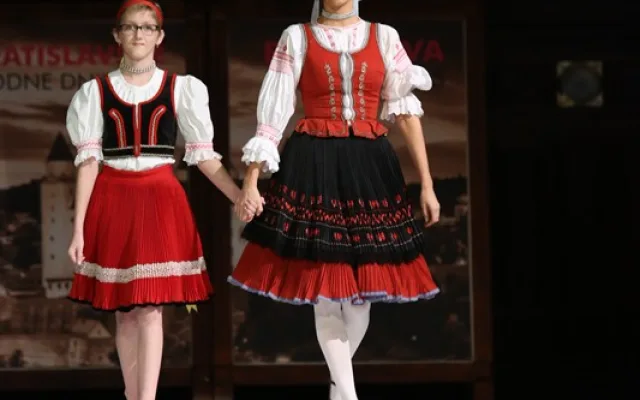Tříletá Adélka vyrazila k moři, čtrnáctiletá Martina se prošla po molu s Andreou Verešovou