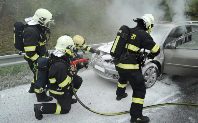 U Jeřmanic shořel renault. Škoda přesahuje 100 tisíc korun