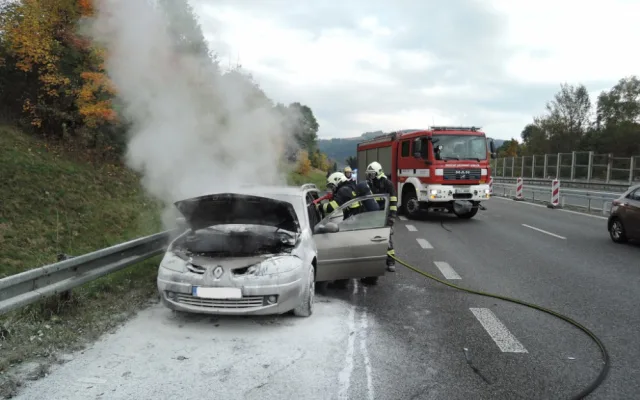 U Jeřmanic shořel renault. Škoda přesahuje 100 tisíc korun