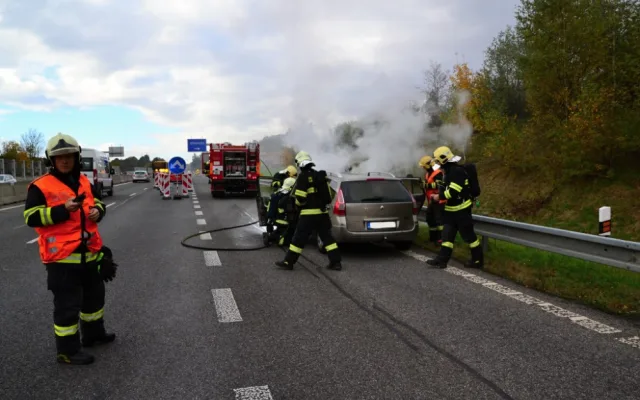 U Jeřmanic shořel renault. Škoda přesahuje 100 tisíc korun