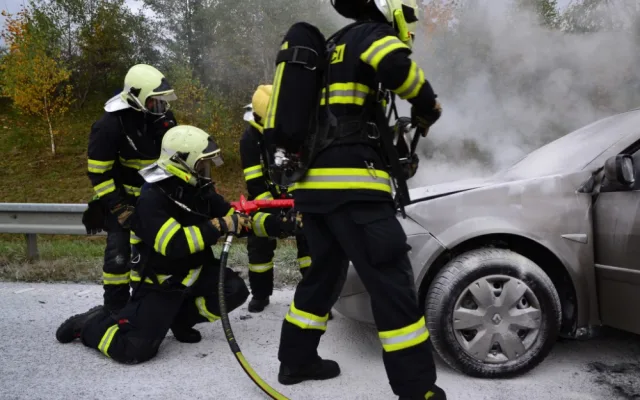 U Jeřmanic shořel renault. Škoda přesahuje 100 tisíc korun