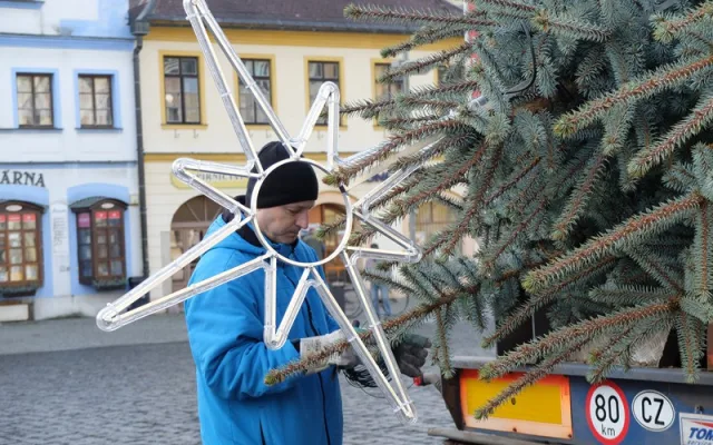 Vánoční strom mají už také ve Frýdlantu