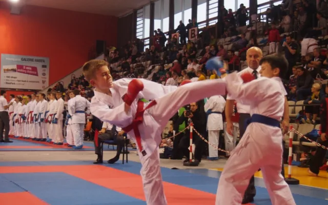 Boje v kumite _s červeným páskem Marek Frinta
