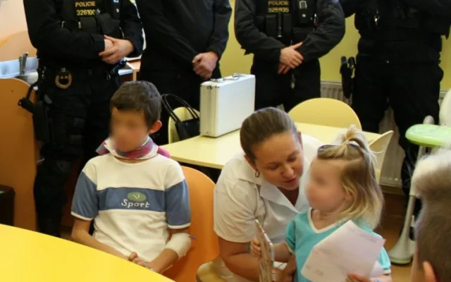 Muži zákona připravili dětem v liberecké nemocnici bohatého Ježíška