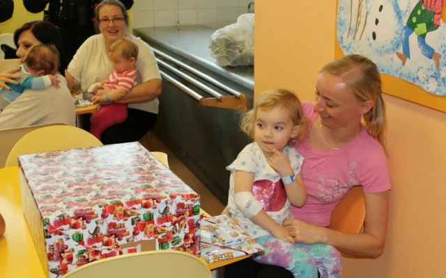 Muži zákona připravili dětem v liberecké nemocnici bohatého Ježíška