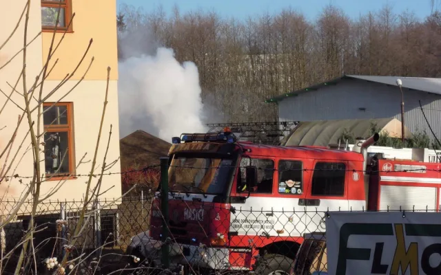 Hasičům začal Silvestr požárem v Doubí. Na místo se sjelo několik jednotek