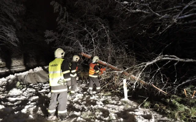 Hasiči vyjížděli během jediného dne ke stovce událostí