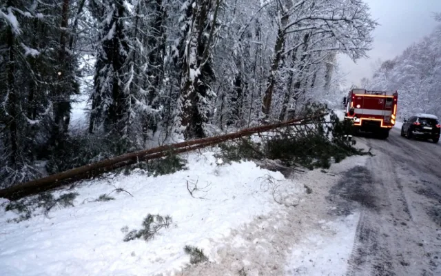 Hasiči vyjížděli během jediného dne ke stovce událostí