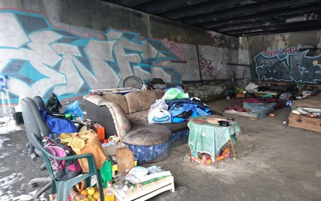 Drbna lidem bez domova rozvezla první várku oblečení od čtenářů