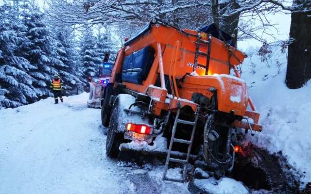 Patnáctitunový sypač vytáhla z příkopu až těžká technika hasičů