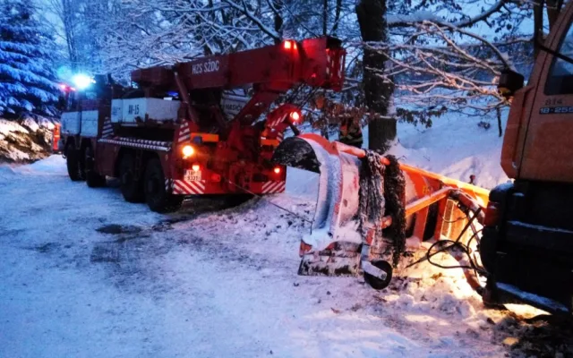 Patnáctitunový sypač vytáhla z příkopu až těžká technika hasičů