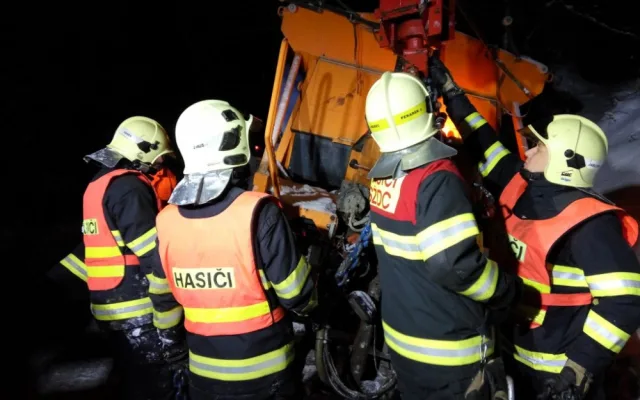 Patnáctitunový sypač vytáhla z příkopu až těžká technika hasičů