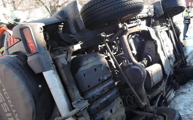 Řidič otočil svůj offroad na bok, kvůli zásahu musela být silnice v Bílém Potoce uzavřena