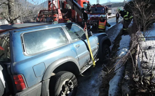 Řidič otočil svůj offroad na bok, kvůli zásahu musela být silnice v Bílém Potoce uzavřena
