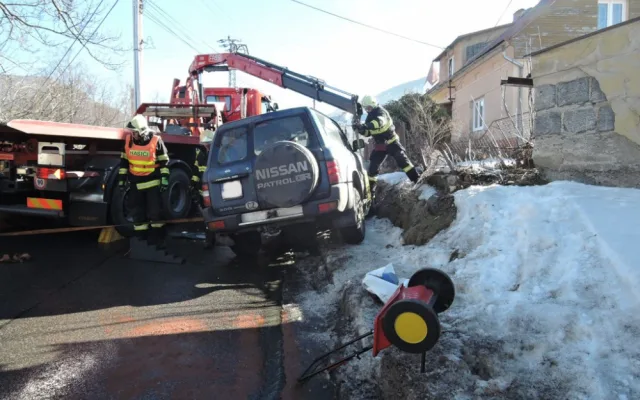 Řidič otočil svůj offroad na bok, kvůli zásahu musela být silnice v Bílém Potoce uzavřena