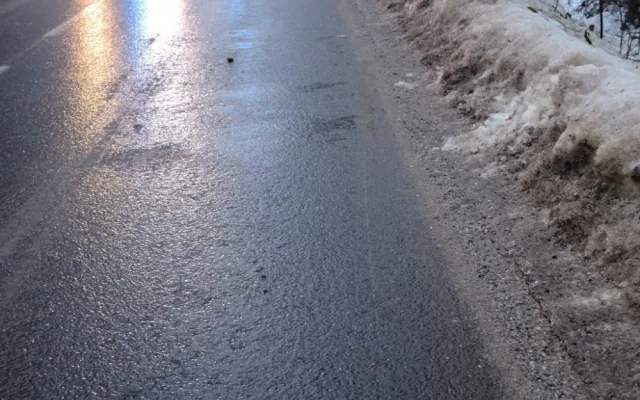 Ledovka potrápila řidiče napříč celým krajem, havaroval i autobus