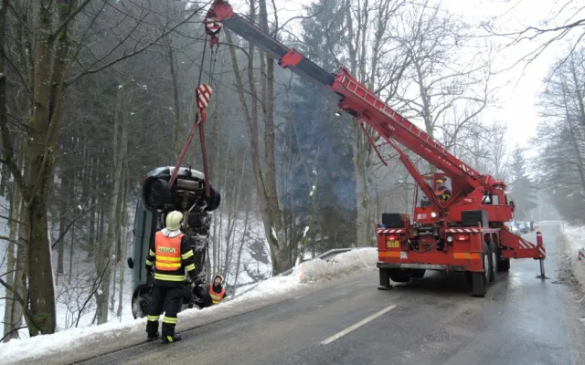 Ledovka potrápila řidiče napříč celým krajem, havaroval i autobus
