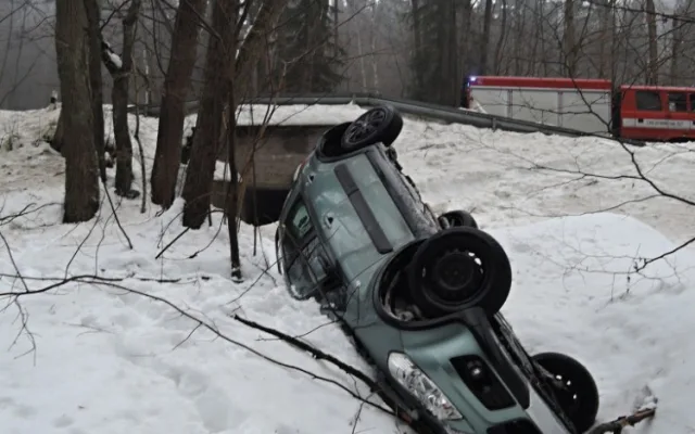 Ledovka potrápila řidiče napříč celým krajem, havaroval i autobus