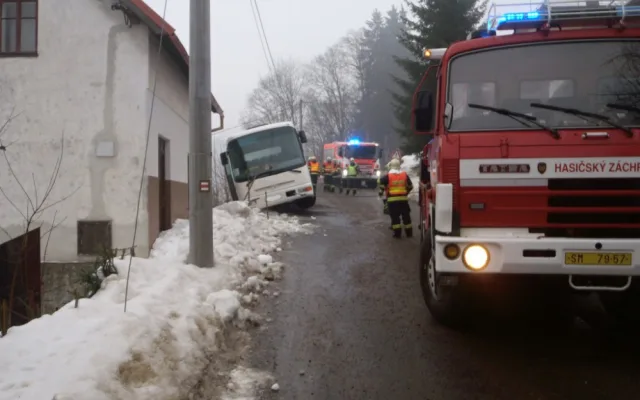 Ledovka potrápila řidiče napříč celým krajem, havaroval i autobus