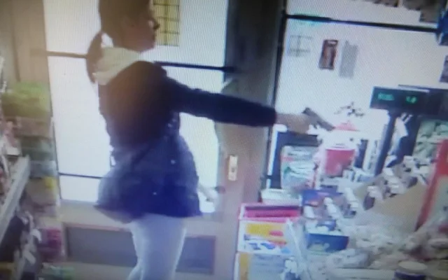 Policie hledá ženu, která o víkendu přepadla s pistolí v ruce samoobsluhu v Liberci