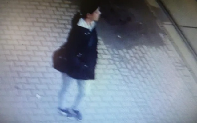 Policie hledá ženu, která o víkendu přepadla s pistolí v ruce samoobsluhu v Liberci