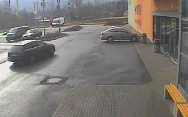 Tenhle pár je podezřelý z toho, že se vloupal do auta u Sconta. Poznáváte je?