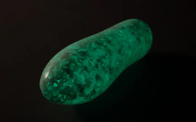 Small Colossus_Oldřich Plíva_fosforeskující skleněná plastika