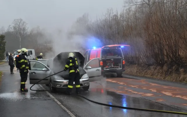 Auto začalo hořet za jízdy.