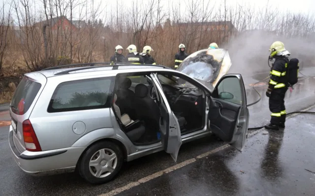 Auto začalo hořet za jízdy.