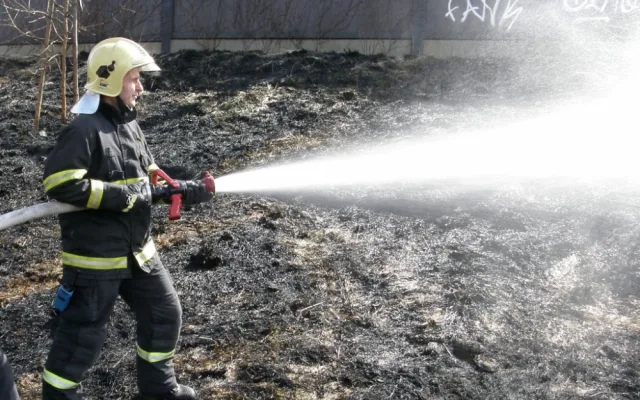 Jarní pálení přidělává starosti hasičům, denně vyjíždí k požárům napříč celým krajem
