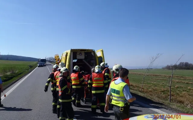 Vážná nehoda na Albrechtickém kopci, motocyklista vjel do příkopa