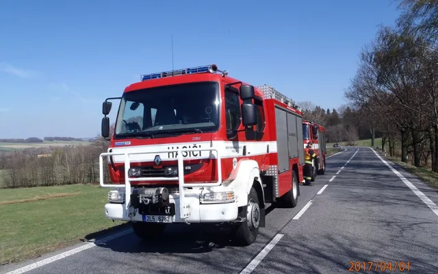 Vážná nehoda na Albrechtickém kopci, motocyklista vjel do příkopa