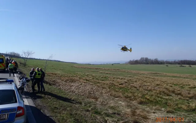 Vážná nehoda na Albrechtickém kopci, motocyklista vjel do příkopa