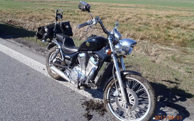 Vážná nehoda na Albrechtickém kopci, motocyklista vjel do příkopa