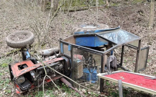 Traktor se zřítil ze srázu.