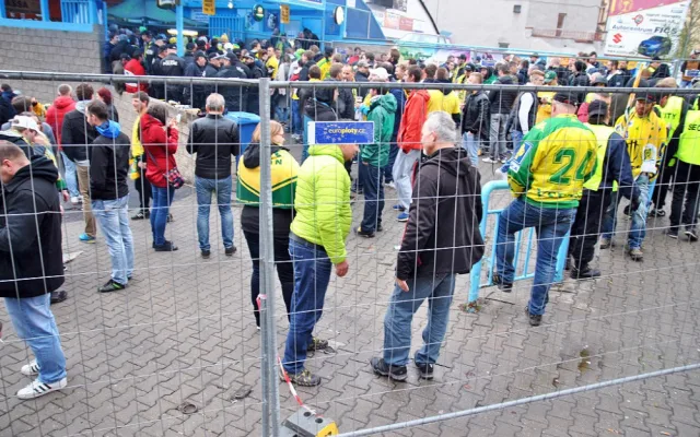 Vsetínské hokejisty přijely na sever Čech podpořit stovky příznivců, Baníkovci problémy nedělali