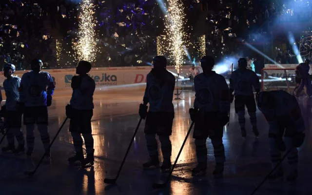 Extraligové finále odstartovalo! Brněnská Kometa zazářila na ledě Tygrů a těsně zvítězila