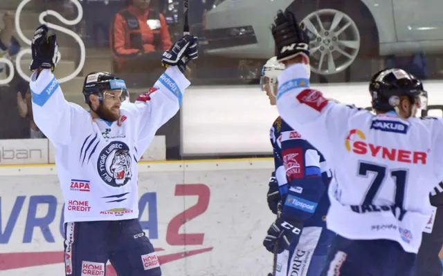 Extraligové finále odstartovalo! Brněnská Kometa zazářila na ledě Tygrů a těsně zvítězila