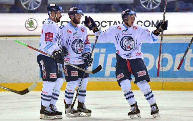 Extraligové finále odstartovalo! Brněnská Kometa zazářila na ledě Tygrů a těsně zvítězila