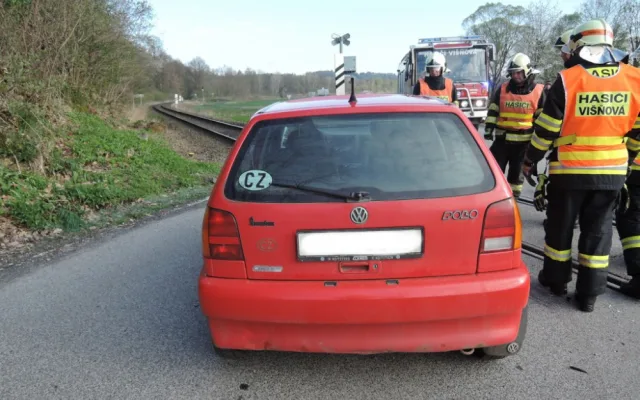 U Višňové se dnes ráno střetl vlak s osobním automobilem