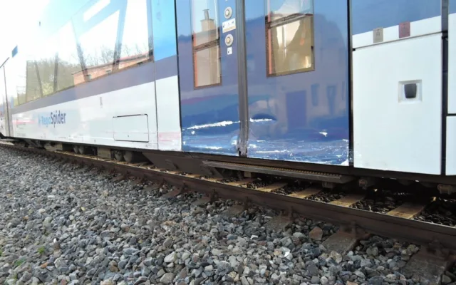 U Višňové se dnes ráno střetl vlak s osobním automobilem